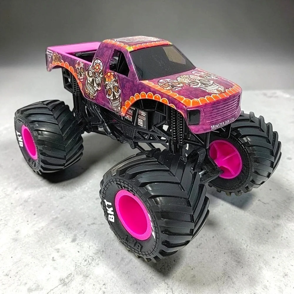 Monster Jam Calavera Large Monster Truck Spin Master 1:24 Scale Pink Sugar Skull